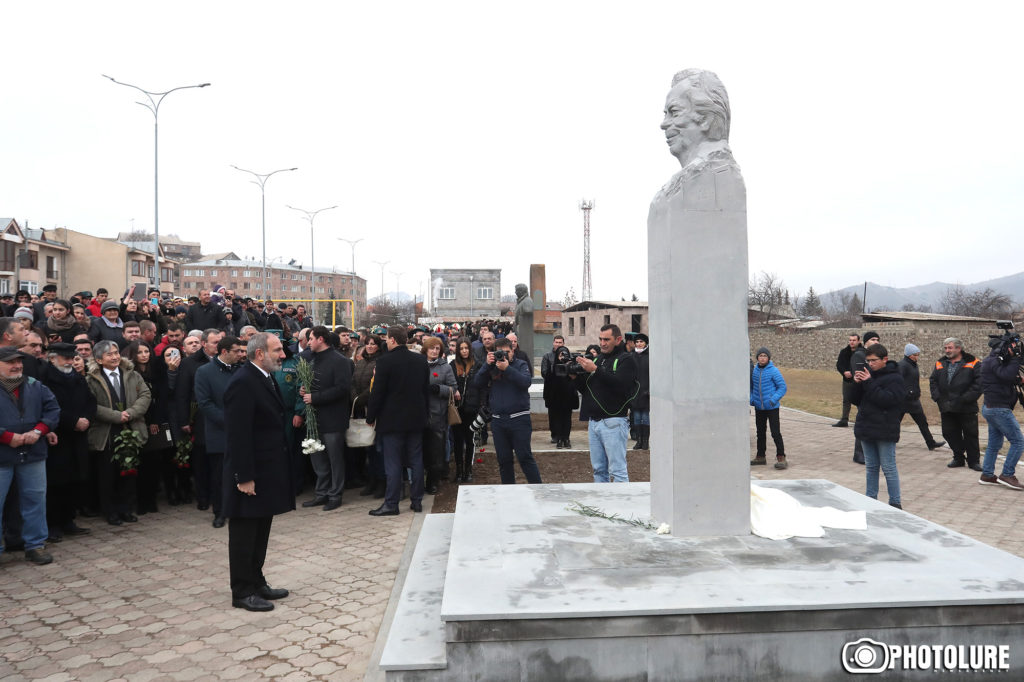 Kirk Kerkorian Statue Unveiled In Armenias Spitak Torontohye